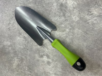 Совок садовый посадочный с пласт. ручкой (цинк с салатовой ручкой)